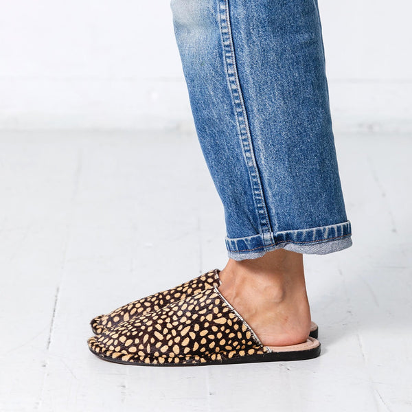Our newest, comfiest wear-everywhere silhouette. Inspired by the classic menswear slipper, babouche, or uwabaki (Japanese house slipper), this versatile style is equally suited for a lazy day around the house, running errands, or an art show. Ethically Handmade in Portugal. Either.Or - Handmade with Care.