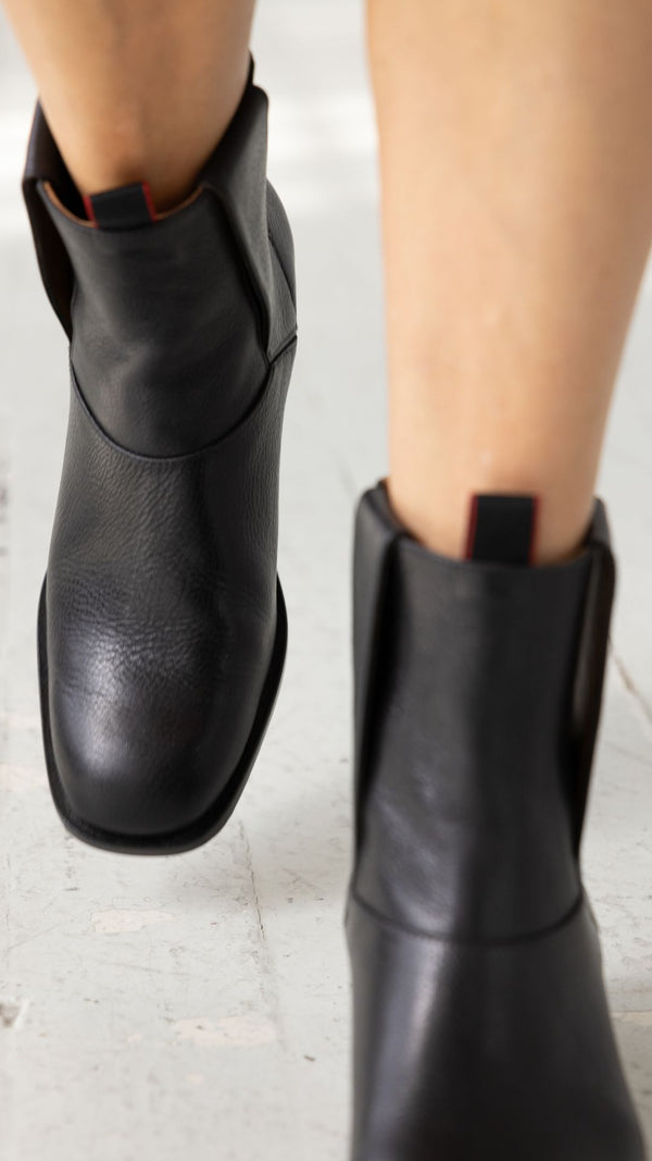 The Chelsea Boot [Black]