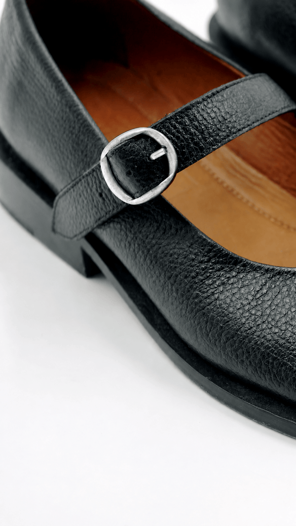 The Form Flat [Black]