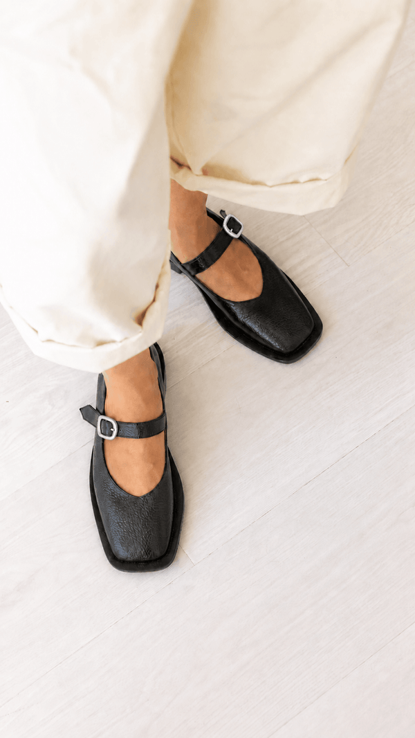 The Form Flat [Black]