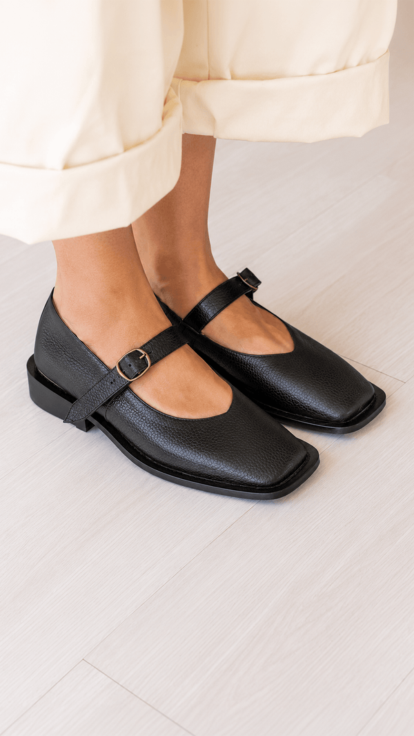 The Form Flat [Black]